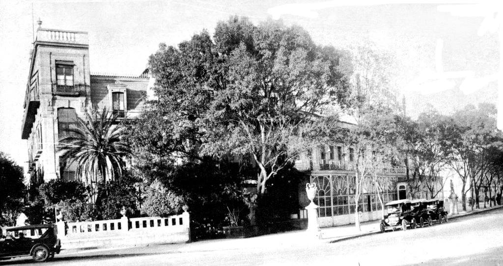 1920s: Paseo de la Reforma 69, Café Colón, named after the roundabout where the statue of Christopher Columbus is located. Currently, it is the address of Le Méridien Hotel.